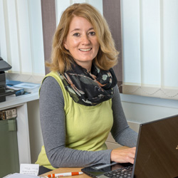Elisabeth Staub
     im Büro